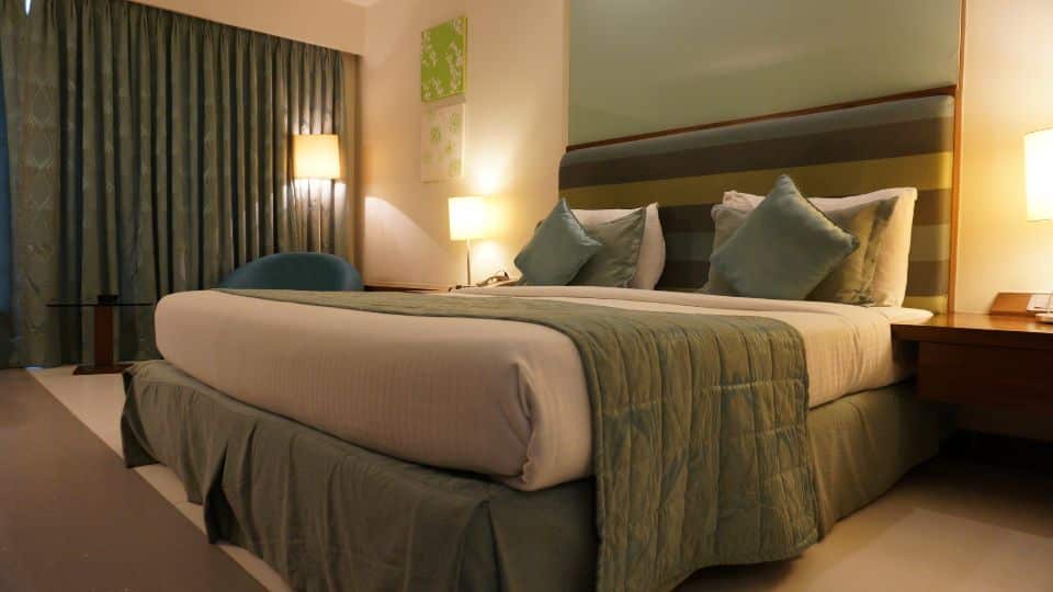 היתרון של חדרים לפי שעה עם שירותים יוקרתיים: ג'קוזי, בריכה ופינוקים